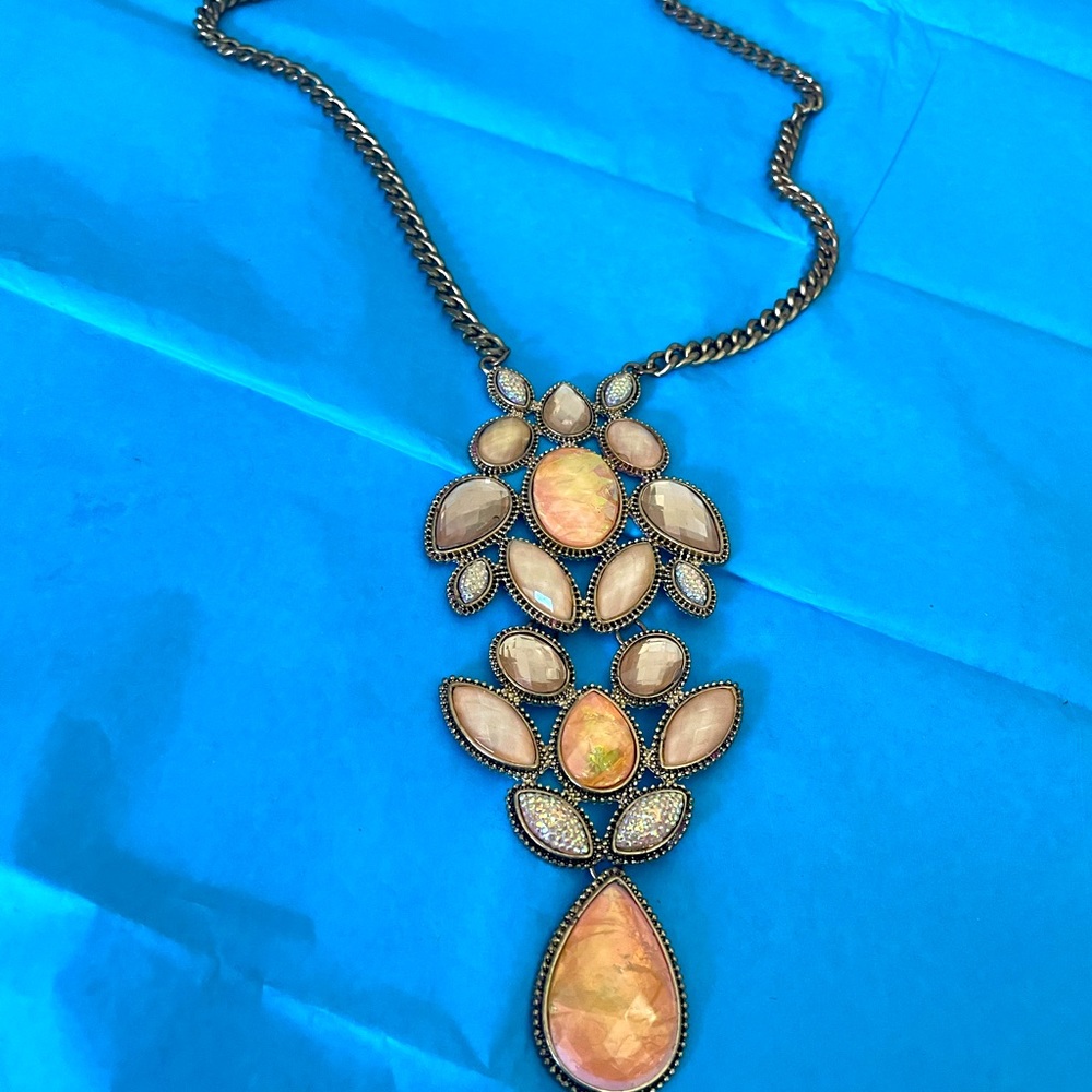 Beautiful sparkly beige and ivory necklace.